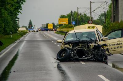 Herrenberg: Schwerer Verkehrsunfall auf der  L1184 - 1 Toter 5 Verletzte